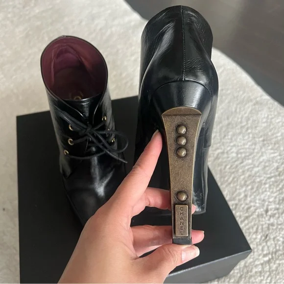 CHANEL Lacets Black Leather Lace Up Round Toe Ankle Boots - SIZE 39.5 - Picture 5 of 13